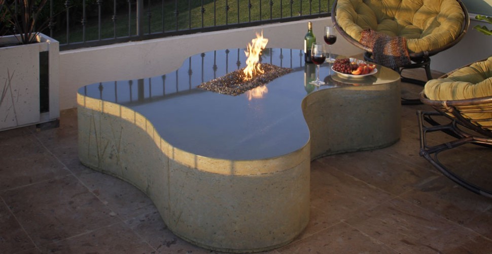 Outdoor concrete fire table by Ancuba, Dania Andrade | CHENG Concrete Exchange